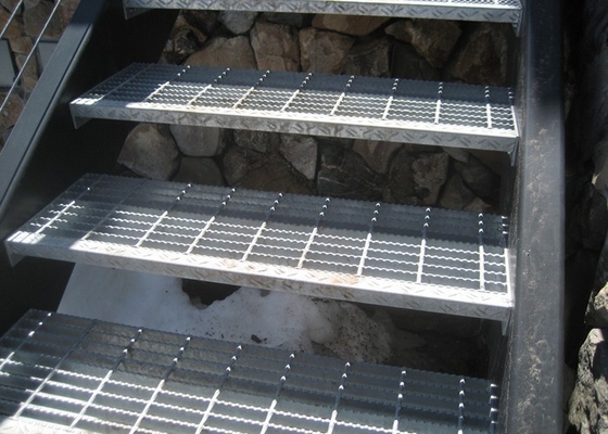 中国 SGS屋外の電流を通された鋼鉄階段踏面の熱いすくいの電流を通された表面 サプライヤー