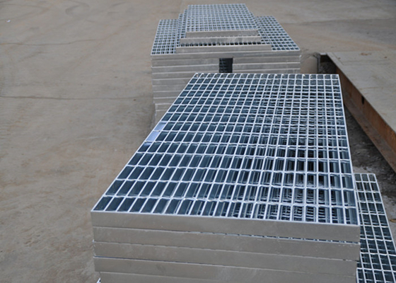 中国 32 x 5mmの鋼鉄通路の格子、平らで熱い浸された電流を通された鋼鉄格子 サプライヤー