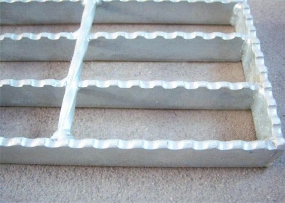 中国 40 x 5鋸歯状にされた棒格子、熱い浸された電流を通された鋼鉄火格子を造る金属 サプライヤー