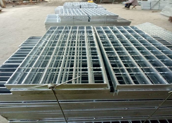 中国 ASTM Q235 SS304の金属階段踏面、25 x 3ステンレス鋼階段踏面 サプライヤー
