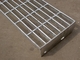 T4企業の床のためのチェック模様の版が付いているT5によって電流を通される鋼鉄階段踏面 サプライヤー