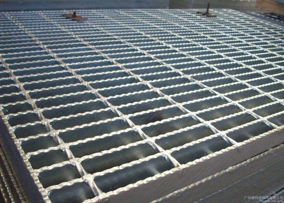 中国 ISO9001はカスタマイズされた十字棒間隔に床を張るための鋼鉄格子を鋸歯状にしました サプライヤー