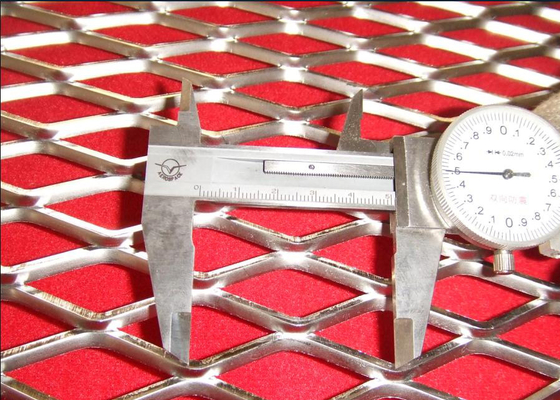 中国 セリウム1.2mmの繊維の平たい箱によって拡大されるステンレス鋼の網のすべり止めの表面 サプライヤー