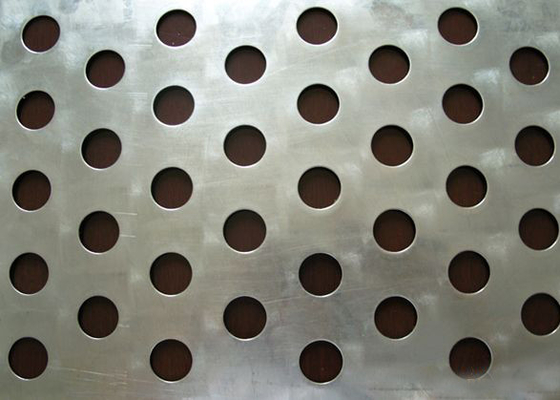 中国 円形の穴は鋼板を、Q235鋼鉄によって電流を通された打ち抜かれたシート打ち抜きました サプライヤー
