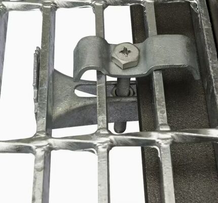 ANSI 標準 不同鋼 工業安全のための重用階段のトレッドグリッド