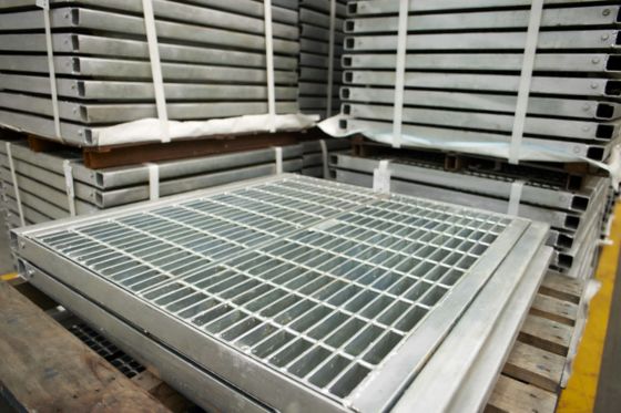 鋼鉄鉄板の格子階段 溶接された平板板板の格子階段のための脚台