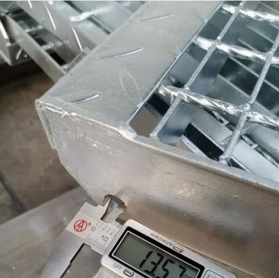 Hot DIP Galvanized Steel Stair Treads with Passivation Finish and Serrated Flat Type for Enhanced Safety