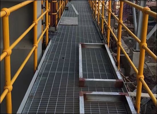 Hot Dip Galvanized Steel Grating Platform with Cold Dip Galvanized and PVC Coated Non-Slip Surface
