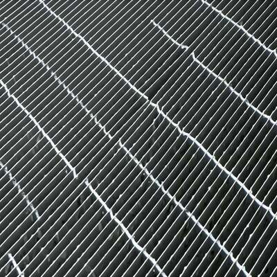 防錆性とカスタマイズ可能なデザインを備えた、工業用ホット DIP 亜鉛メッキ鋼製グレーチングプラットフォーム