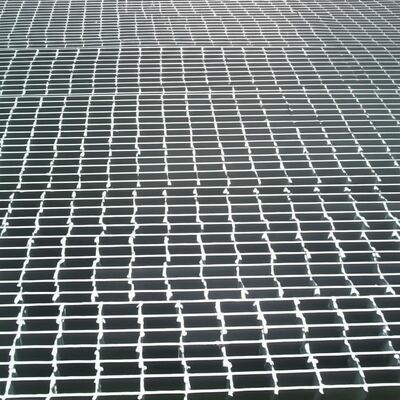 建設用の滑り止め表面とカスタマイズ可能なサイズを備えた溶融亜鉛めっき鋼製グレーチング階段踏み板