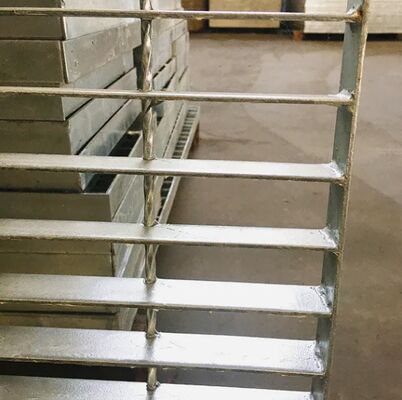 ANSI 標準 不同鋼 工業安全のための重用階段のトレッドグリッド