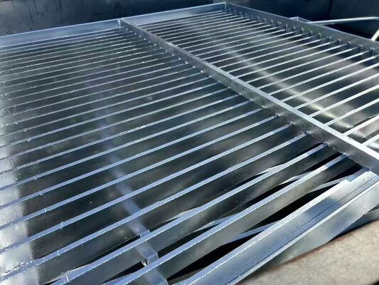 Stainless Steel 304/316 Grating with 30mm Bearing Bar Pitch for Corrosion Resistant Trench Covers and Drainage