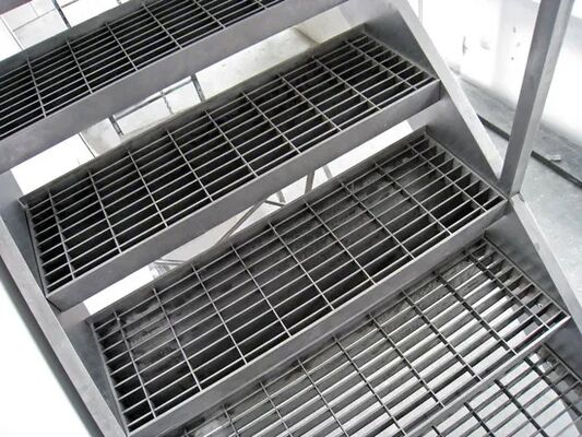 高強度と安全性を実現する鋸歯状バーグレーチングを備えた溶融亜鉛メッキ鋼製グレーチング階段踏面
