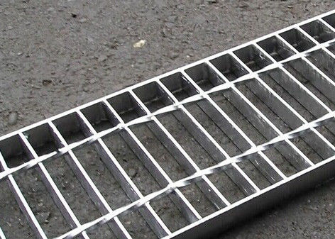 30 x 3コンクリートの鋼鉄格子の下水管カバー熱いすくいの電流を通された表面