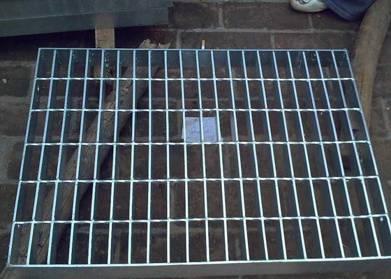 角度フレームの都市道/正方形のスーツが付いている電流を通された鋼鉄格子の下水管カバー
