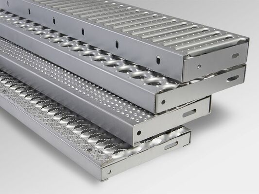 25 x 3～100 x 8 支持バーを備えた溶融亜鉛めっき鋼製階段踏板、ステップラダー用ANSI/NAAMM規格