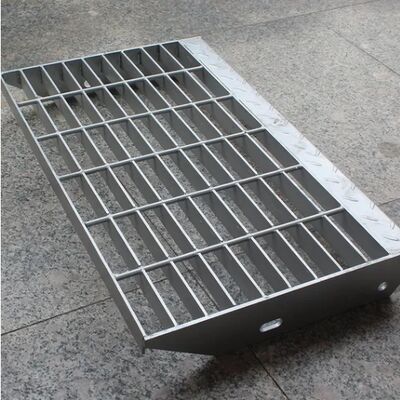 産業用プラットフォームのための防滑安全とカスタマイズ可能なサイズを持つガルバनाइズされた鋼の階段の脚板