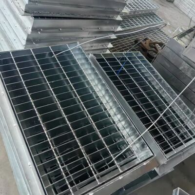 滑り止めと高耐久性を備えた、溶融亜鉛めっき鋼製グレーチング階段踏み板