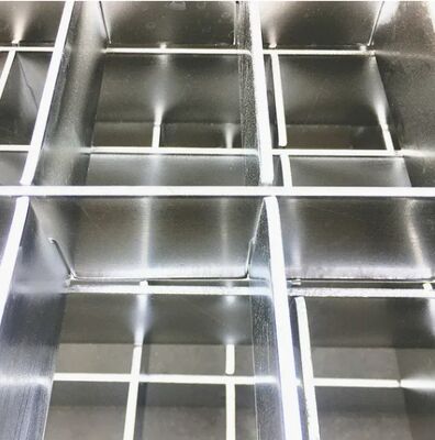 ノンスリップノージングとカスタマイズ可能なサイズを備えた、工業用溶融亜鉛めっき鋼製グレーチング階段トレッド