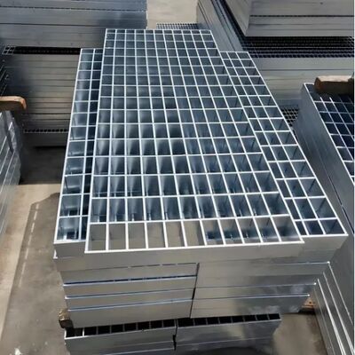 高強度で耐食性に優れた、重荷重用途向け溶融亜鉛メッキ鋼製グレーチング階段踏板