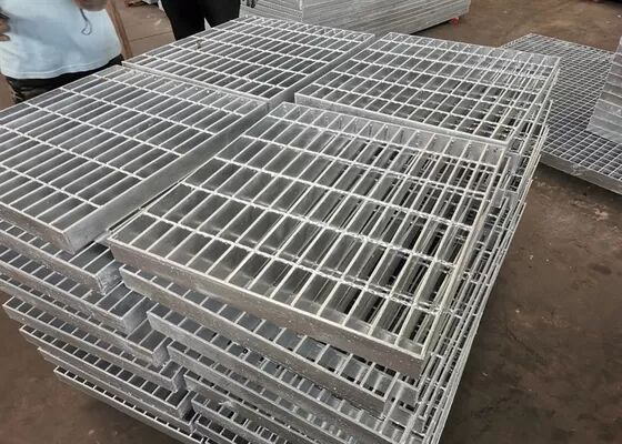 工業用歩道用、鋸歯状滑り止め表面を備えた防錆亜鉛メッキ鋼グレーチングプラットフォーム