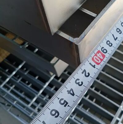 滑り止めプラットフォーム床材用 25x5 mm受けバー付き亜鉛メッキセレーテッド鋼格子