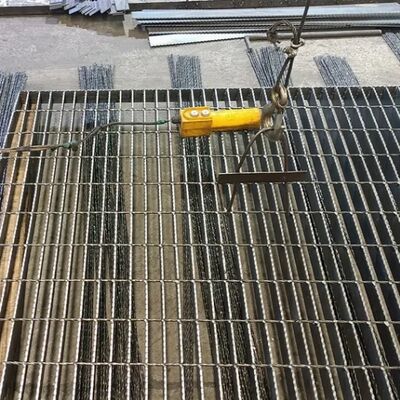 工業用プラットフォーム用溶融亜鉛めっき炭素鋼セレーテッド平鋼溶接鋼格子