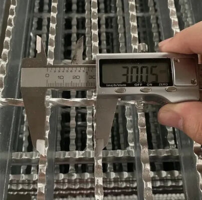 滑り止め用途向けの熱間亜鉛めっきを施した 40X5mm 鋸歯状プレスロック式鋼製グレーチング