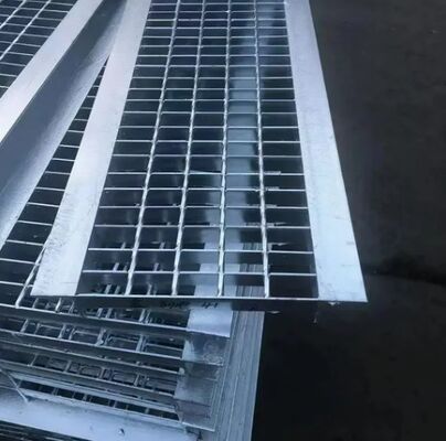 Q235低炭素鋼鉄堀の下水管の金属の火格子、3 - 10mmの下水管の火格子カバー
